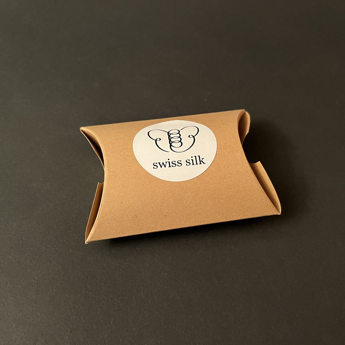 Verpackung der kleinen Seidenseife mit Swiss Silk Logo
