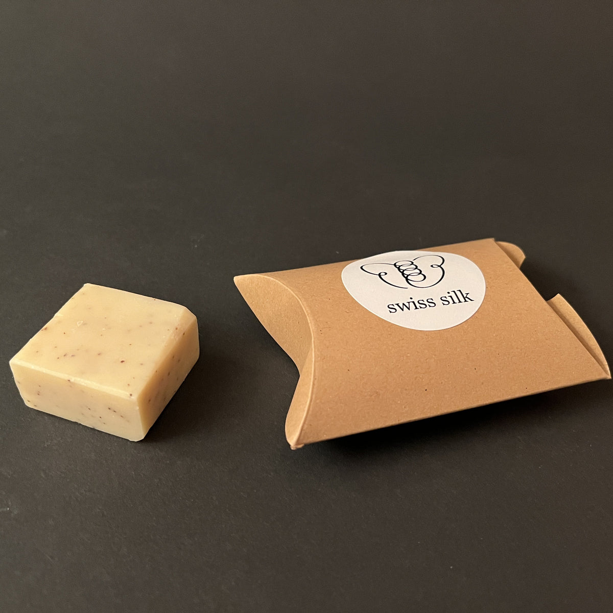 Kleine Naturseife mit Schweizer Seidenproteinen in natürlicher Verpackung

