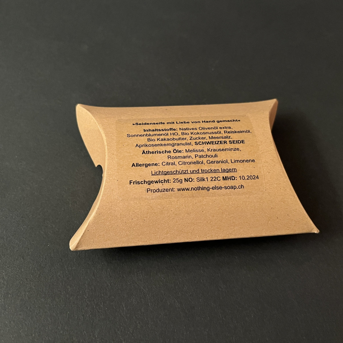 Rückseite der kleinen Naturseife mit Zutatenliste und Allergenen
