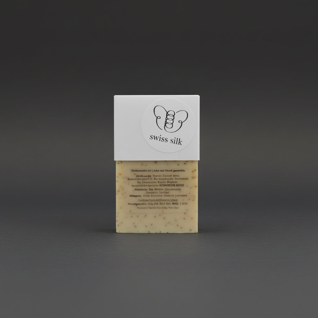 Rückseite der grossen Seidenseife mit Swiss Silk Logo, Zutatenliste und Allergenen